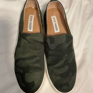 Steve Madden Camp Print slip ons
